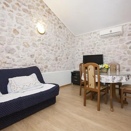 In Holiday House Neda Guest house *