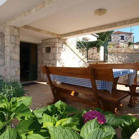 In Holiday House Neda Guest house *
