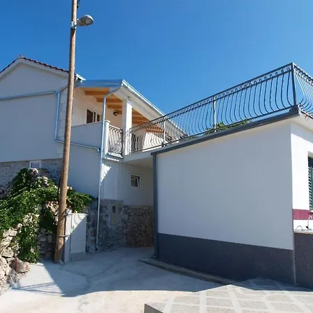 In Holiday House Neda