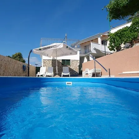 In Holiday House Neda *